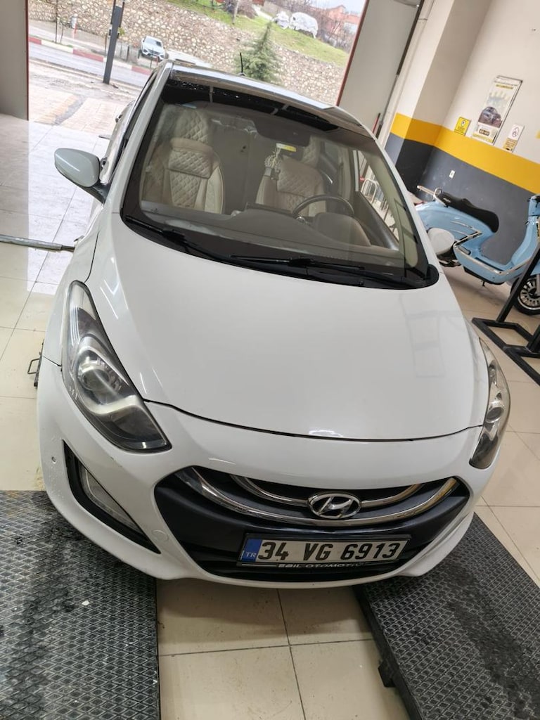 Beyaz Hatchback Araba - 6
