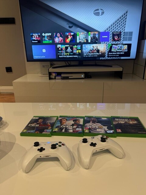 Xbox One S 500 GB + 2 Kol + 4 Oyun
