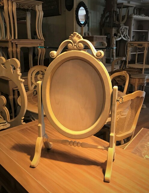 √Oval Sallanır Taçlı Ayna Çerçevesi