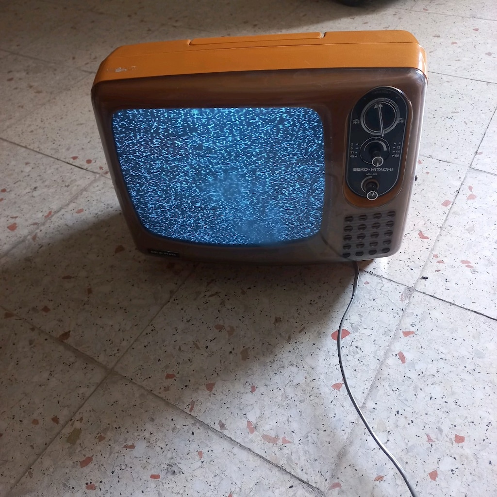 turuncu siyah beyaz tv - 7