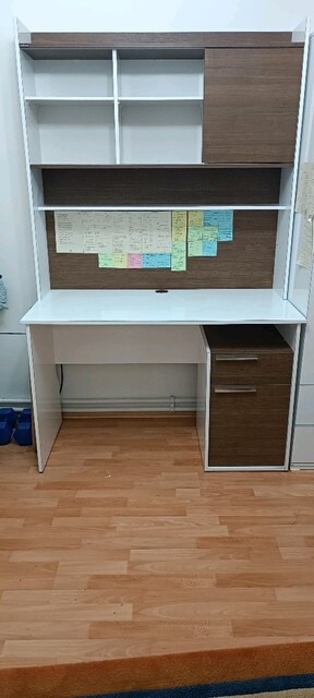 temiz az kullanılmış çalışma masası