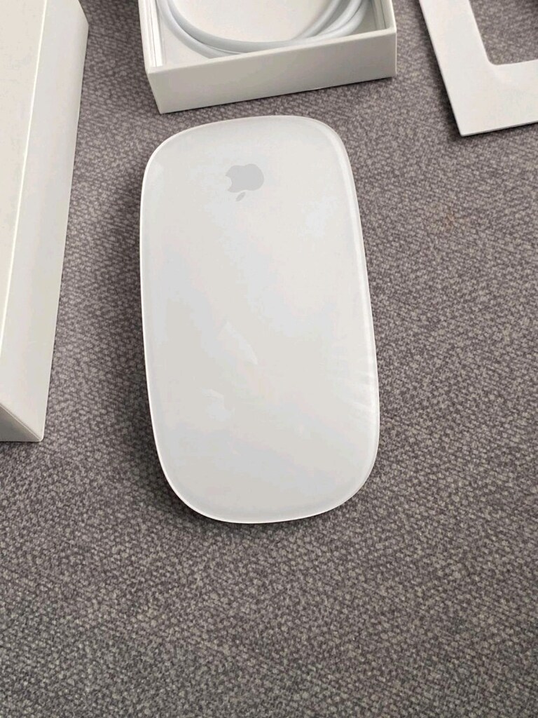 Apple Magic Mouse beyaz renkli, dokunmatik yüzeye sahip kablosuz fare. - 2
