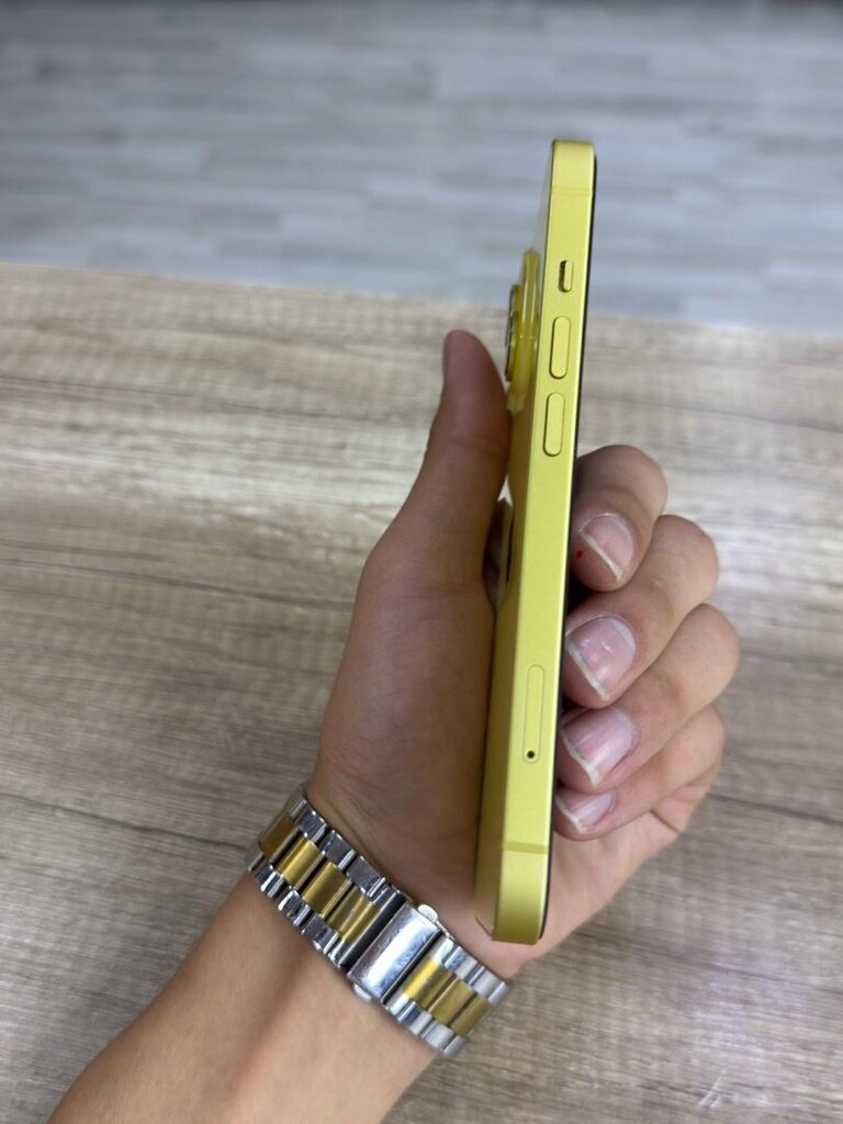 SARI GÜNEŞ IŞIĞINDAN FARKSIZ IPHONE 14 - 3