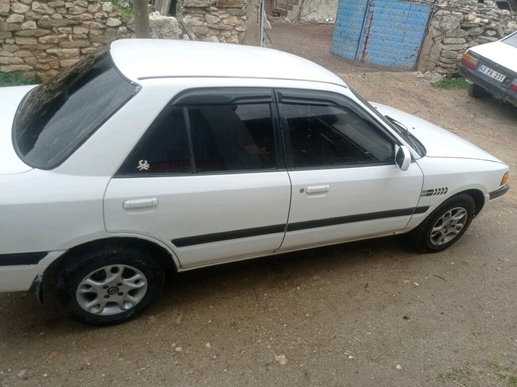 Mazda 323 Sedan - 3