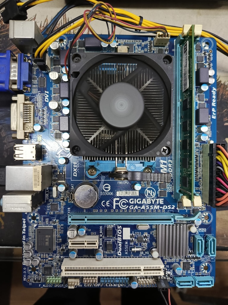 GİGABYTE GA-A55M-DS2 ANAKART + A4 3300 İŞLEMCİ + STOK FAN - 2