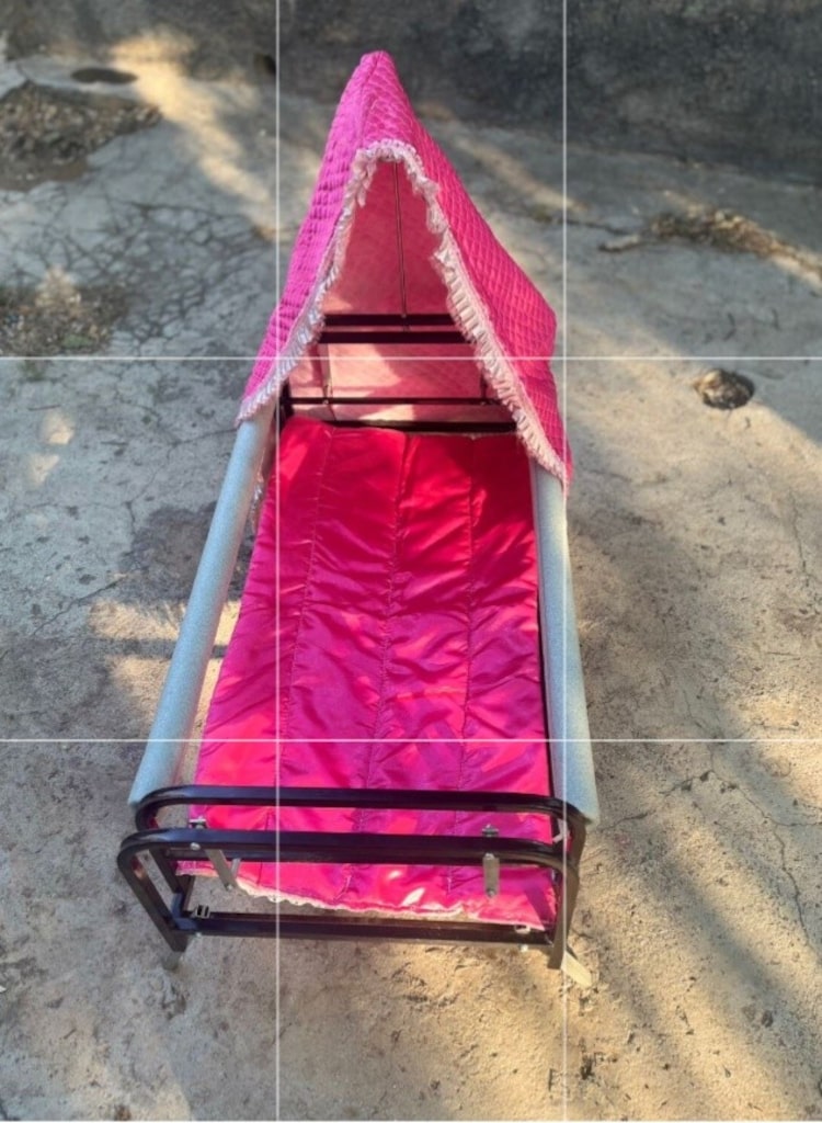 Pembe renkli, cibinlikli ve nevresim takımı dahil bebek beşiği. - 2