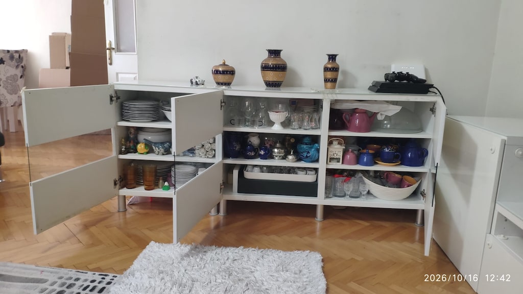 IKEA BESTA Konsol / Büfe - Beyaz Cam Üst Yüzeyli & Vitrinli - 4
