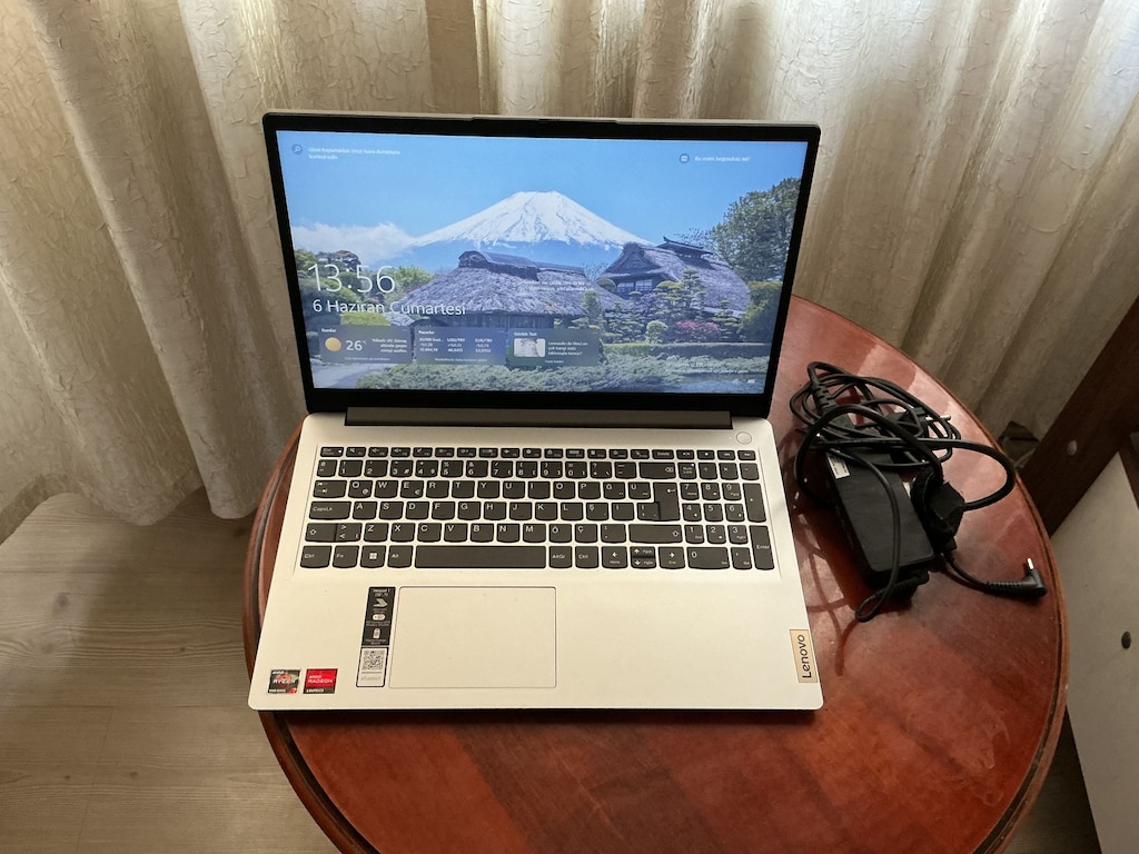 Lenovo Ideapad 1 AMD Ryzen 7 5700U 16GB 512GB SSD 15.6" FHD