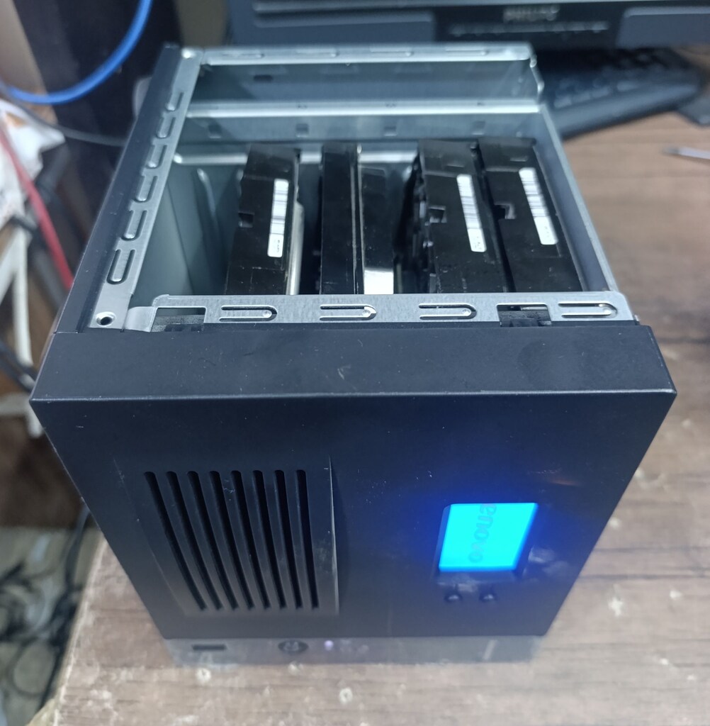 LENOVO IX4-300D 4 HARD DİSK YUVALI NAS CİHAZI - 4