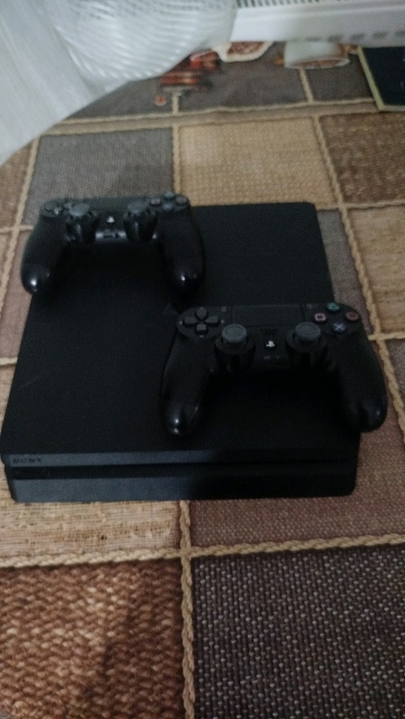 PlayStation 4 Slim - 2