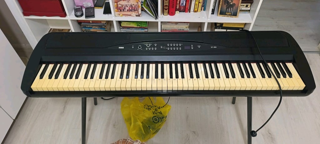 Korg SP-280 dijital piyanodur. - 2