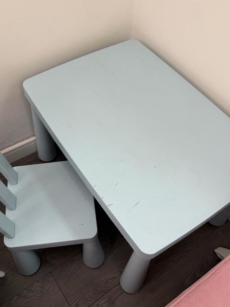 ikea mammut çocuk masası ve iki sandalye - 6