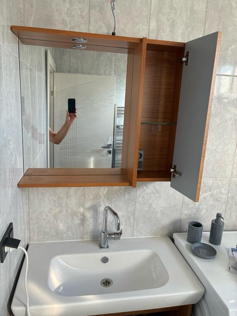 Kapalı kutusunda Vitra Banyo Dolabı Tk. - 7