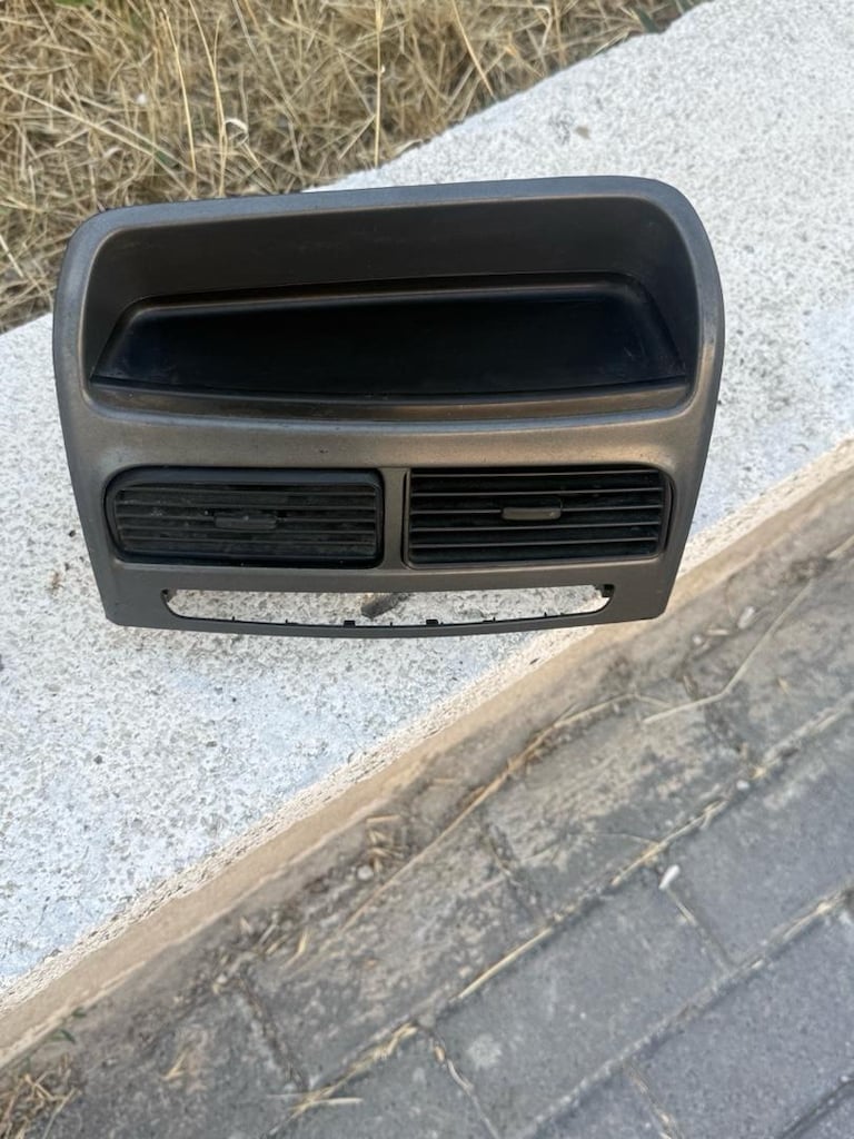 Linea Kalorifer Izgarası Ve Üst Ceplik Orjinal Lancia - 2