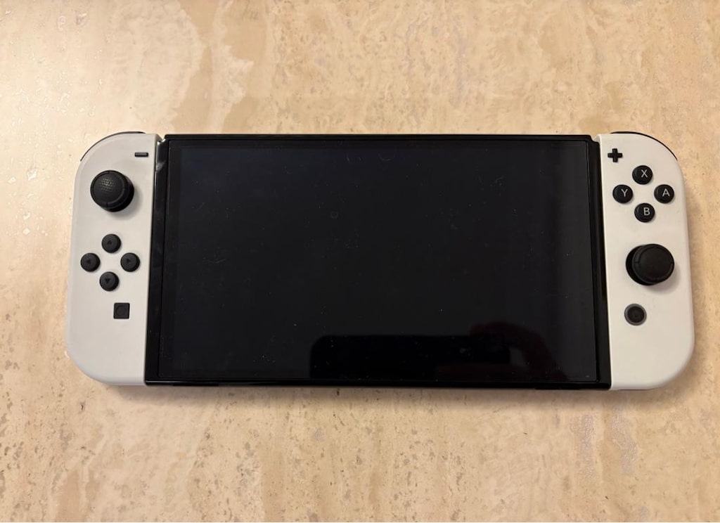 Nintendo switch oled + iki oyun ve aksesuarlar - 4