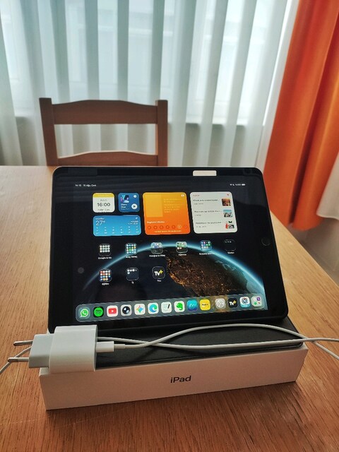 iPad 9 64 GB. Kutulu, kılıf ve sarj aleti dahil; tertemiz. Pil %98