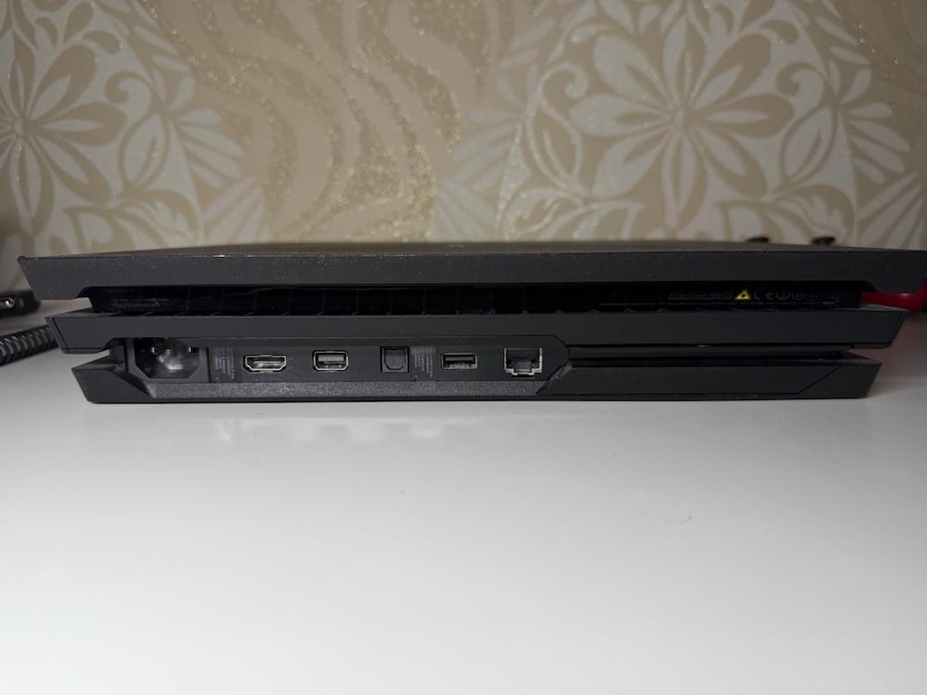 PLAYSTATİON 4 PRO / 1TB - 4