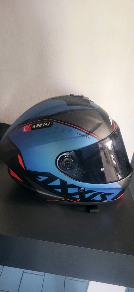 Az kullanılmış temiz motorsiklet kaskı - 4