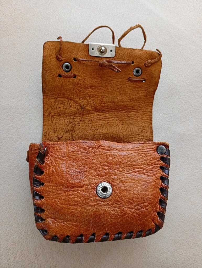 Çeşme yazılı, taba rengi, hakiki deri küçük el çantası. Vintage güderi - 19