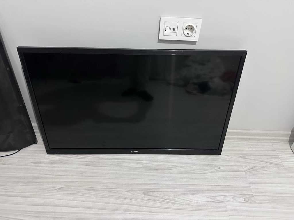2 adet televizyon büyük olanın ekranı kırık ufak olanın kablosu yok - 4