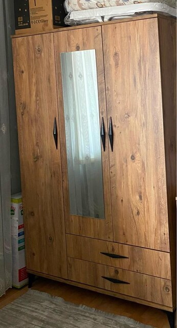 3 kapaklı dolap masa 4 sandalye ve bebek beşiği
