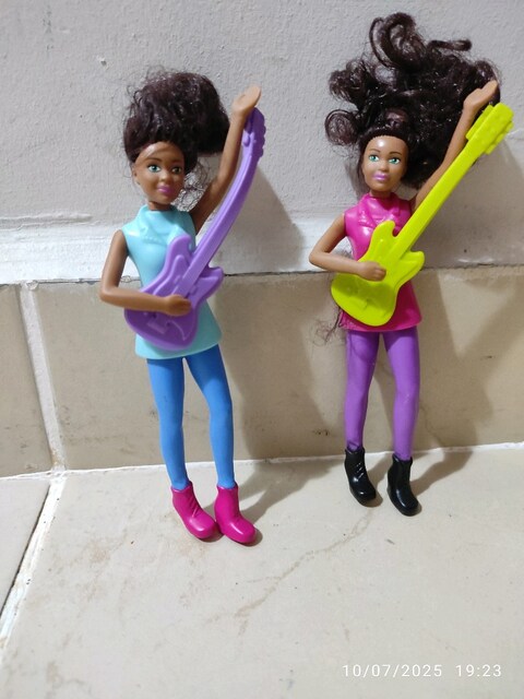 Gitar çalan Barbie