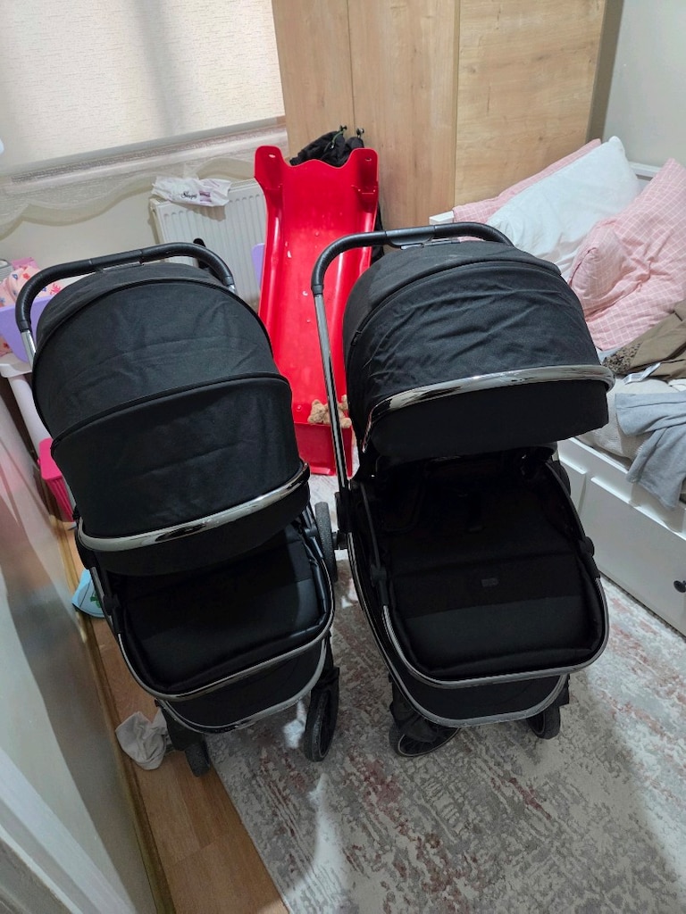 iki adet pusetli bebek arabası