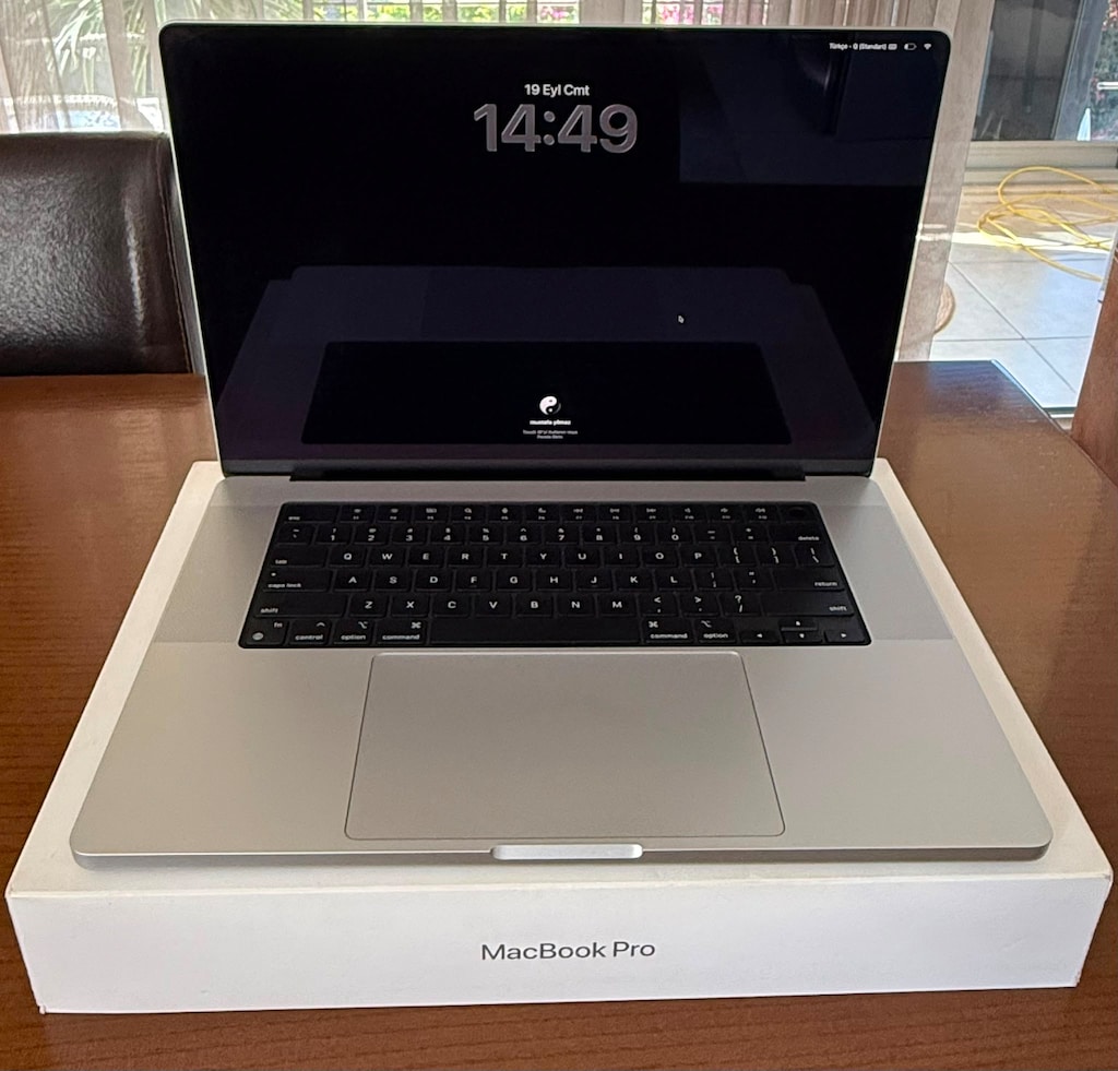 MacBook Pro 16 inc M4 max chip 48 gb memory 1tb storage - 2