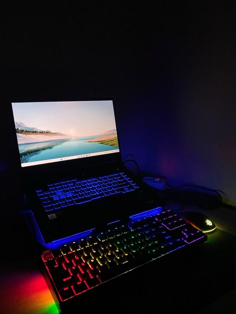 Asus ROG Strix G15 (G512) serisine ait bir laptop modelidir. - 2