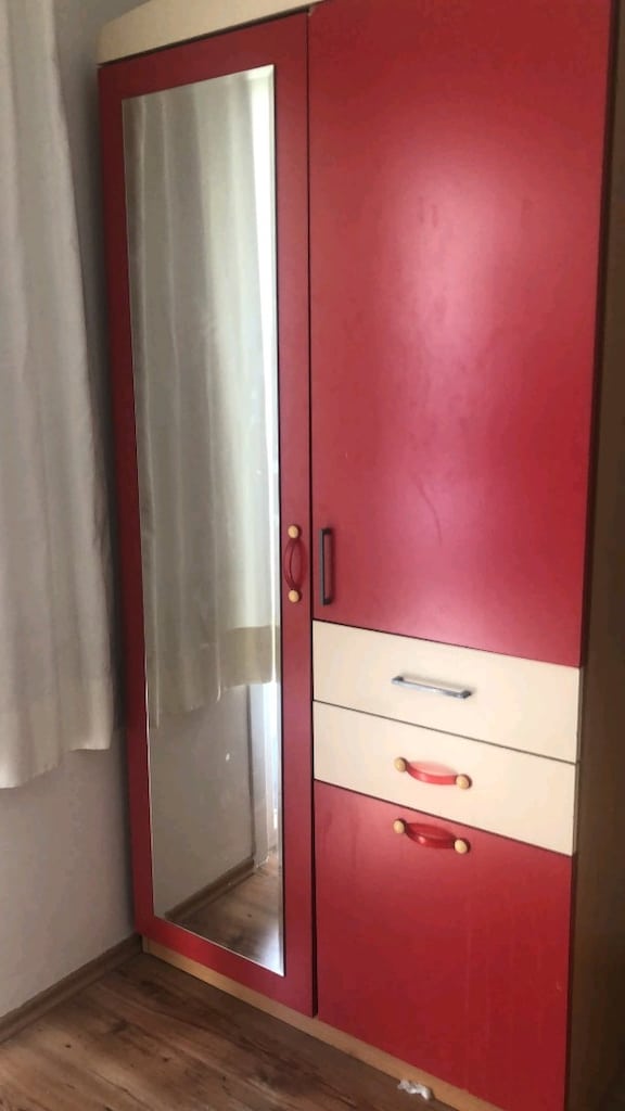gardrop ve çalışma masası
