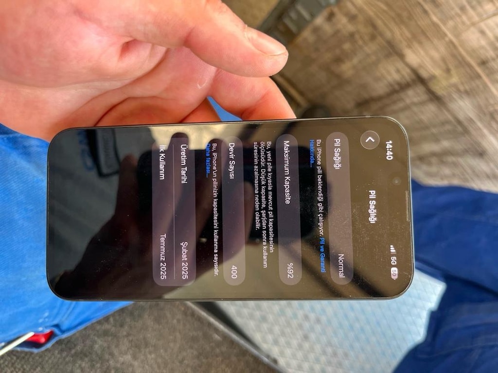 iPhone 16e - 3