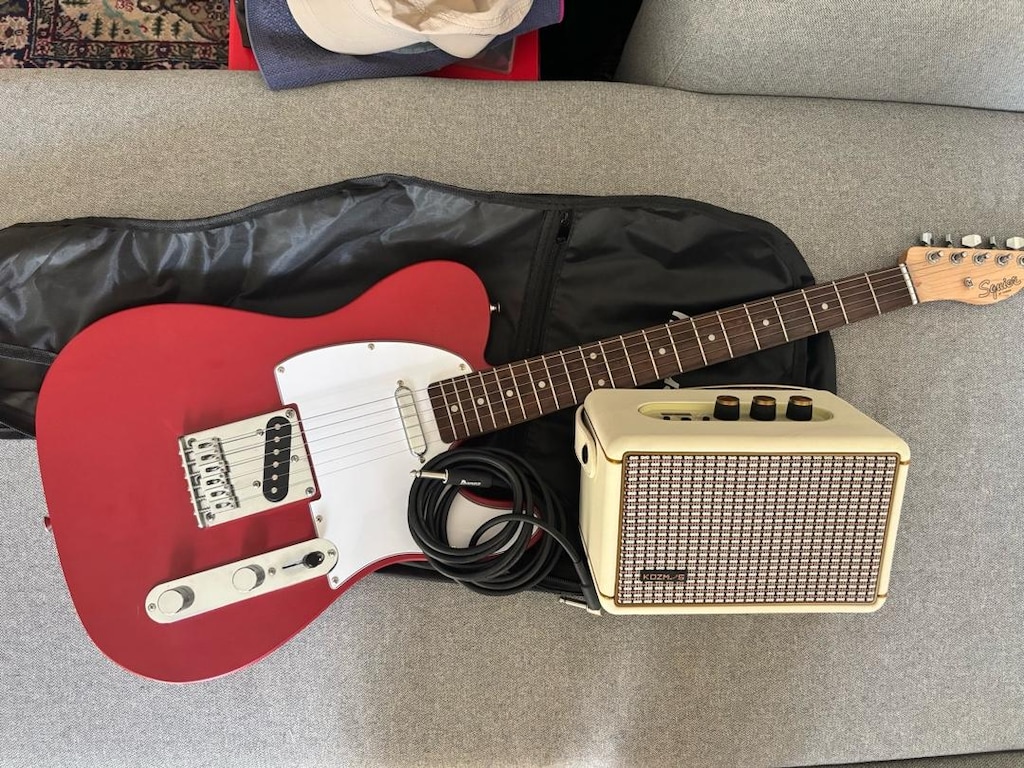 Sıfır / Squier Elektro Gitar + Kozmos Amfi + İbanez Kablo (Başlangıç)