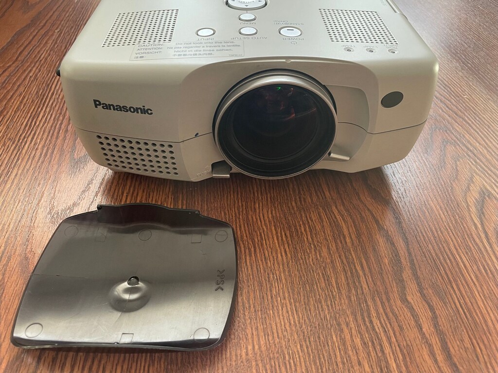 Panasonic PT-L712E Projektör ve Lazer pointerlı kumanda - 7