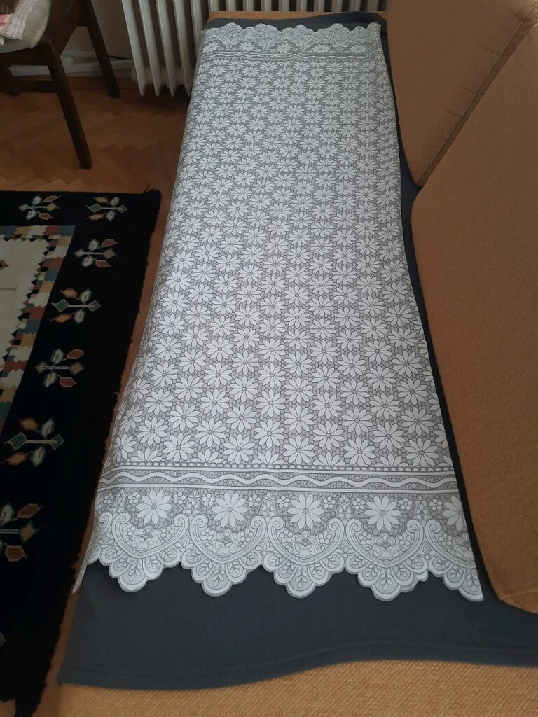 AKÇAY: SIFIR KARE DERTSİZ MASA ÖRTÜSÜ.EBAT:155*155 CM.RENK:GRİ BEYAZ - 3
