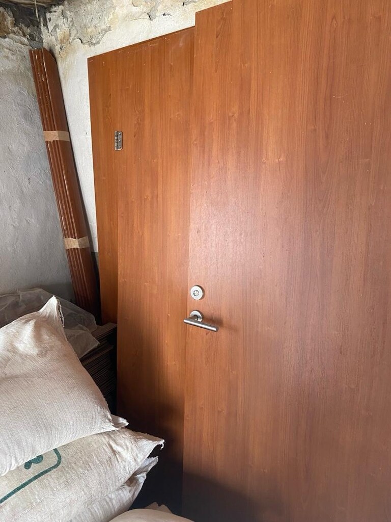 hakiki ceviz ahşaplı kapılar (6 adet ikisi camlıdır )Menteşeleri var - 2