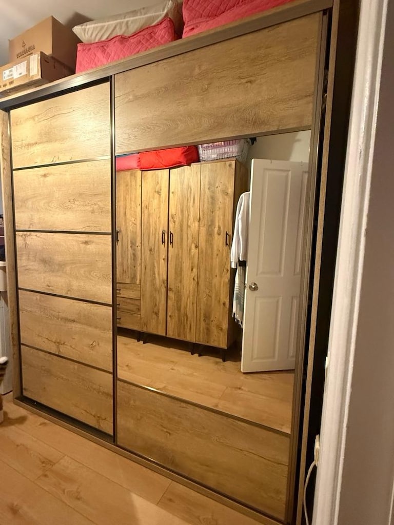 Sürgü Ayna Kapılı Gardırop
