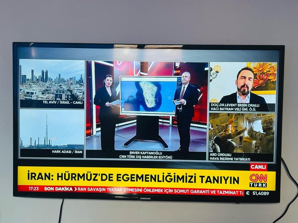 SAMSUNG 46” SMART LED TV - 2