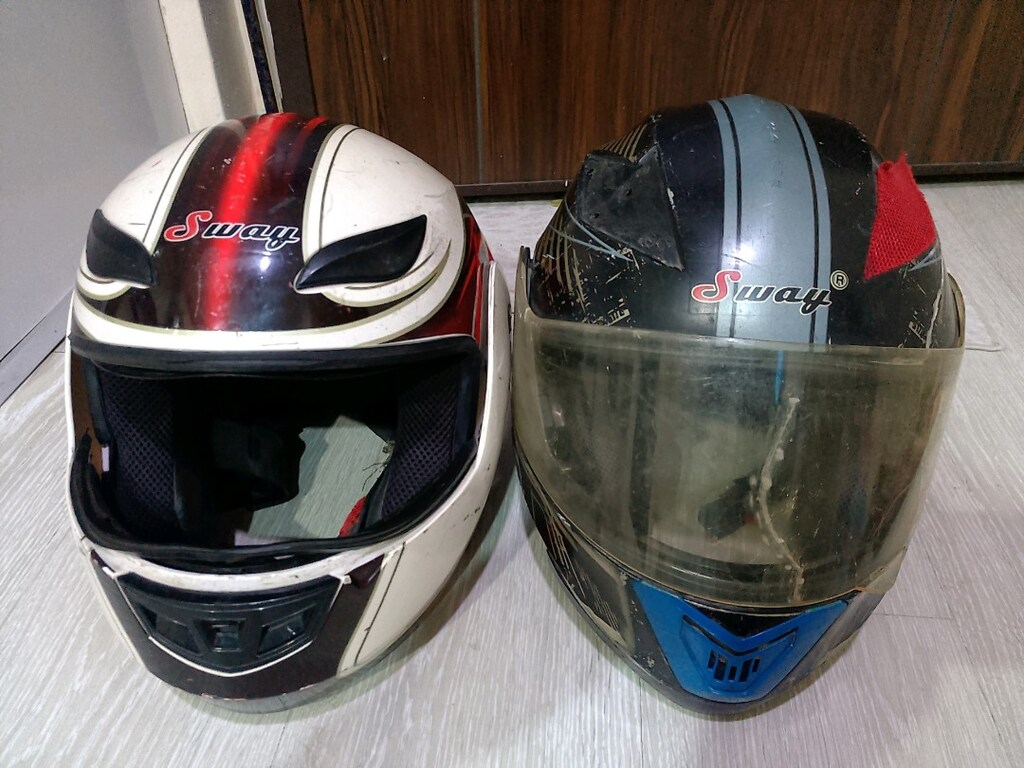 oyuncak parasına iki adet motorsiklet kaskı - 2