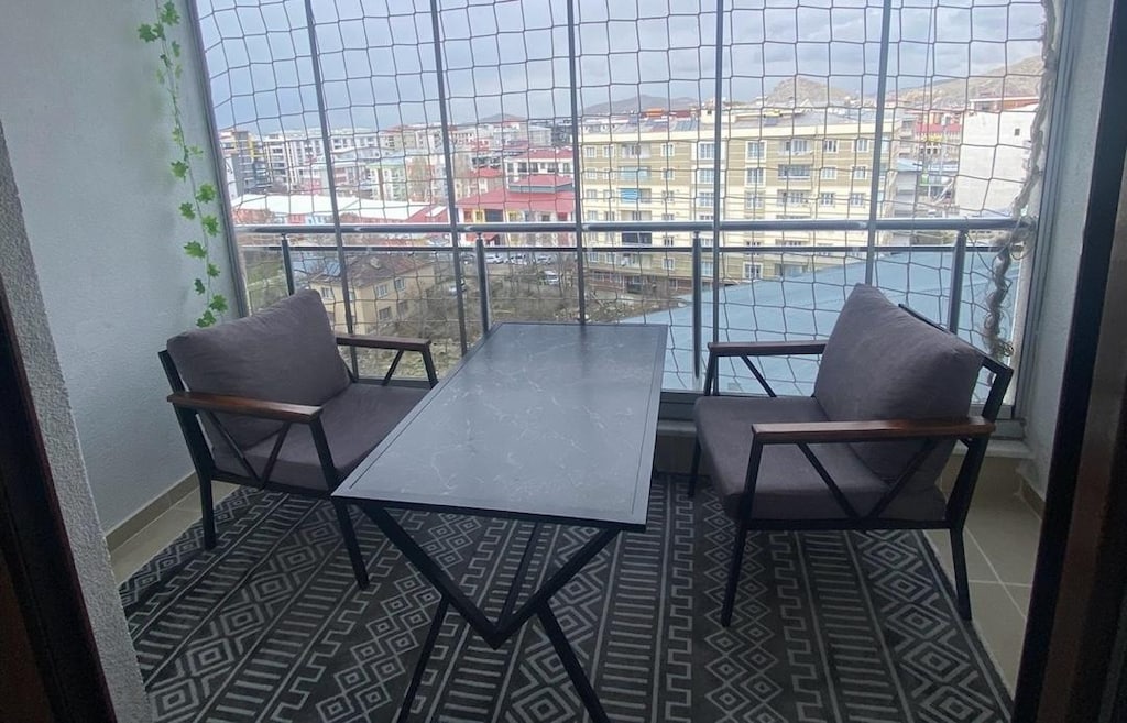 Tertemiz 4 kişilik balkon takımı, 6 kişilik yemek masası, çocuk odası.