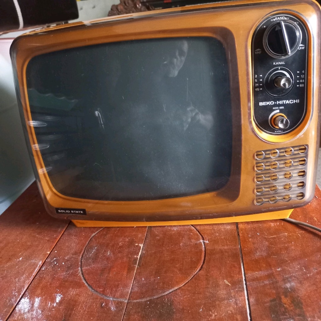 turuncu siyah beyaz tv - 10