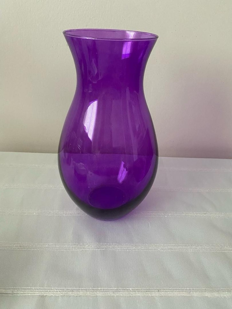 Lila rengi vazo , yüksekliği 25, ağız çapı 10 cm