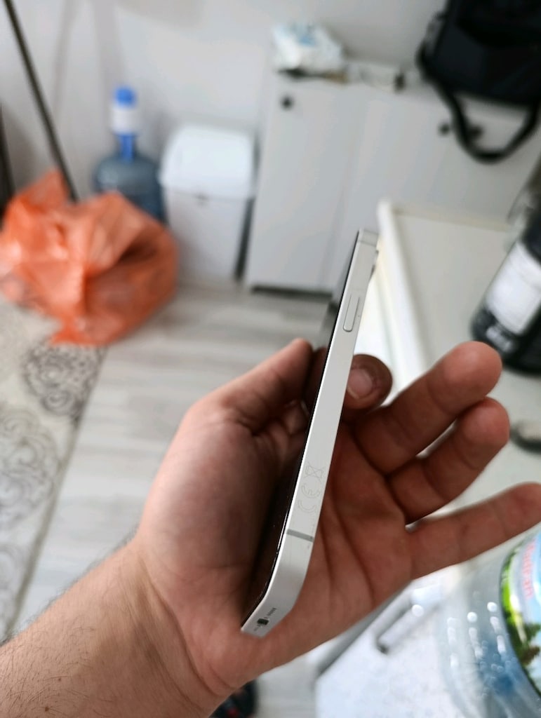 Tertemiz iPhone 16e - 4