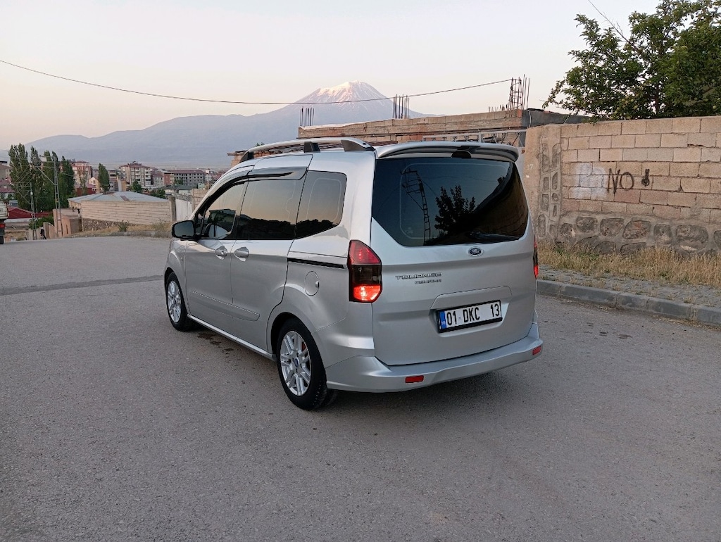 Ford Cuorier - 4