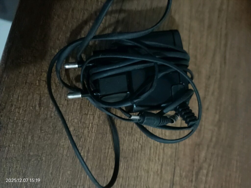 ESKİ VE YENİ CEP TELEFON ŞARJ ÇİHAZLARI VE KULAKLIKLA - 6
