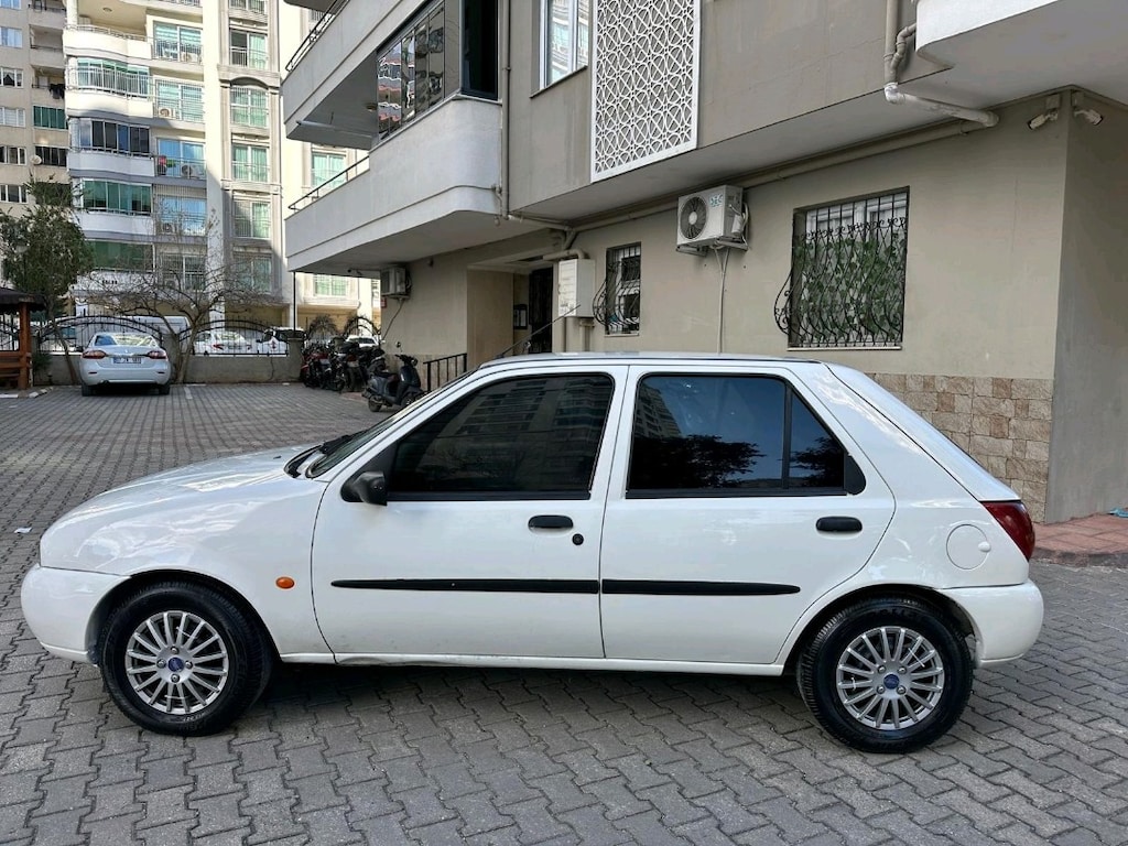 Beyaz Ford Fiesta - 4