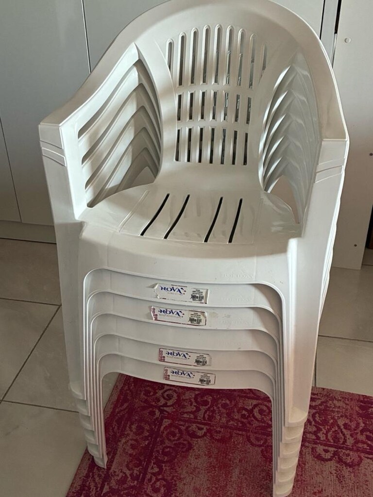 Ev eşyaları ( Çekyat, Masa , Plastik Sandalye, Katlanır yatak)