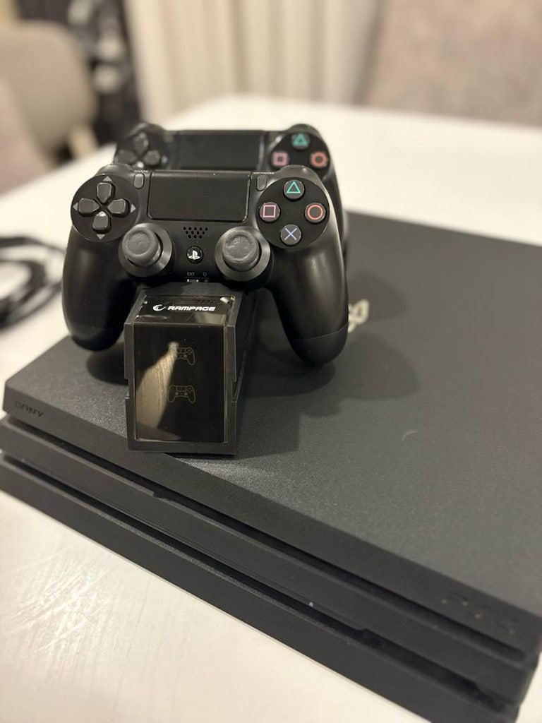 PlayStation 4 PRO 1 TB Oyun Konsolu ve İki Adet Kol - 2