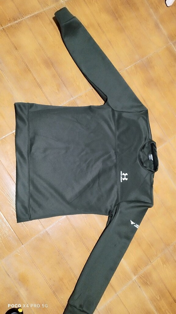 #Under Armour dalgıç kumaş likralı sweat Eni çekilince 58  Boyu 70?? - 2