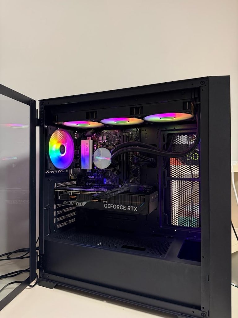 AMD Ryzen 7 7800X3D / RTX 5070 12GB / 32GB RAM / 1TB NVMe SSD - 3