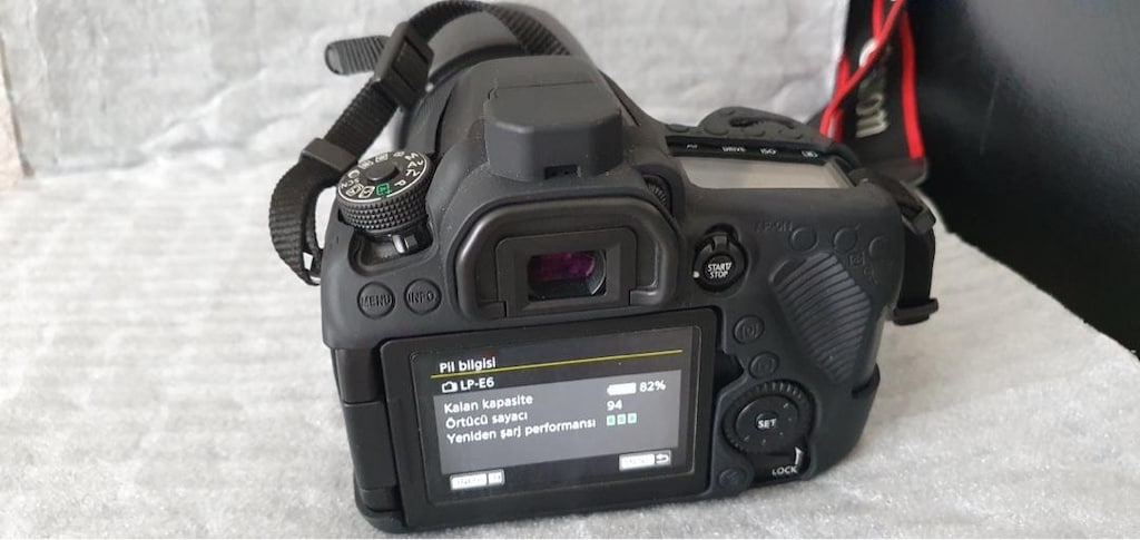 Temiz Canon EOS 80D + 18-135mm IS USM Lens + Grip + Flaş + Çift Batary - 2